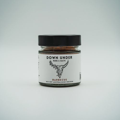 Standaard productfoto van een dicht glazen potje Barbecue Rub van Down Under Rubs op een lichte ondergrond.