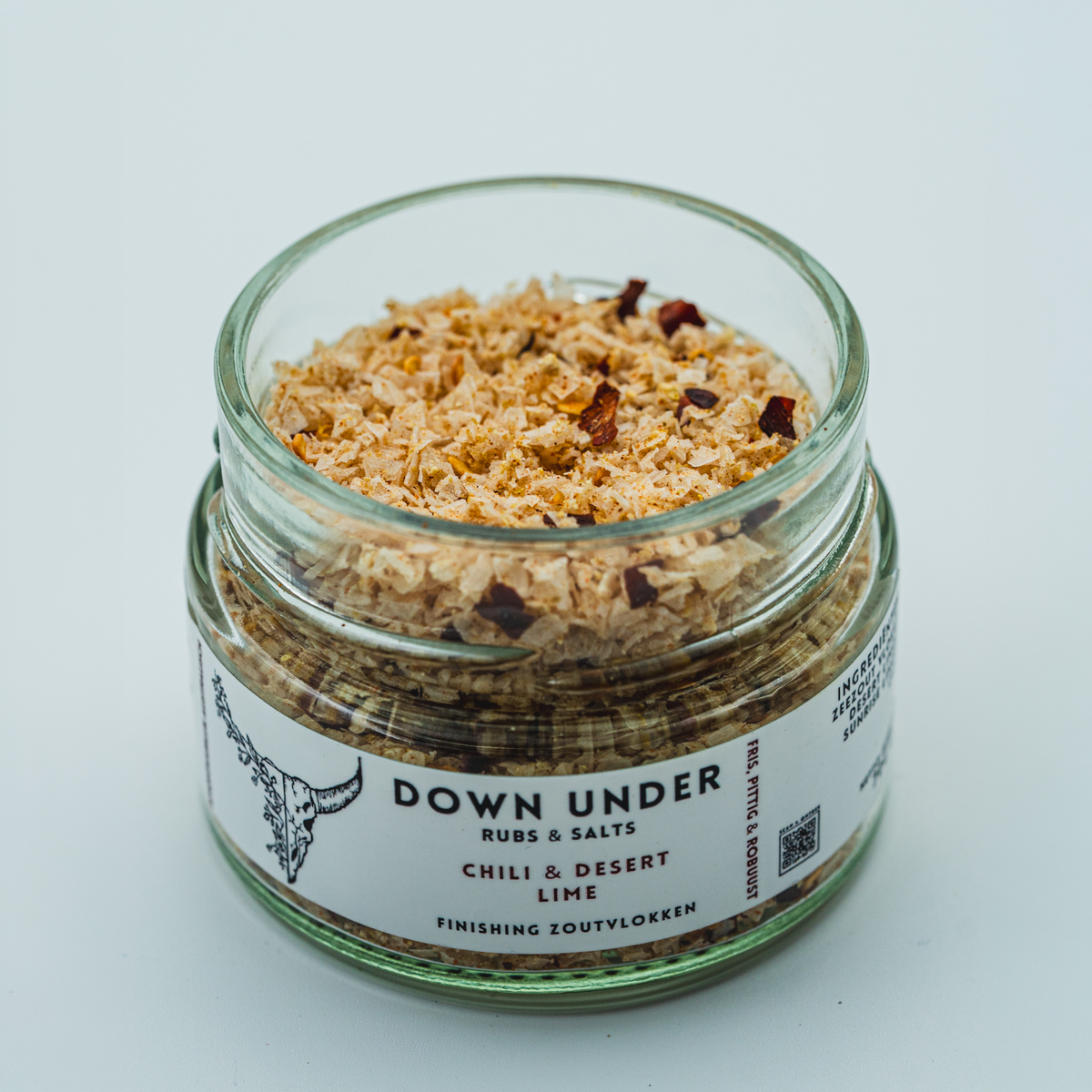 Geopend glazen potje Chili & Desert Lime met zicht op de grove kruidenstructuur van Down Under Rubs & Salts. 