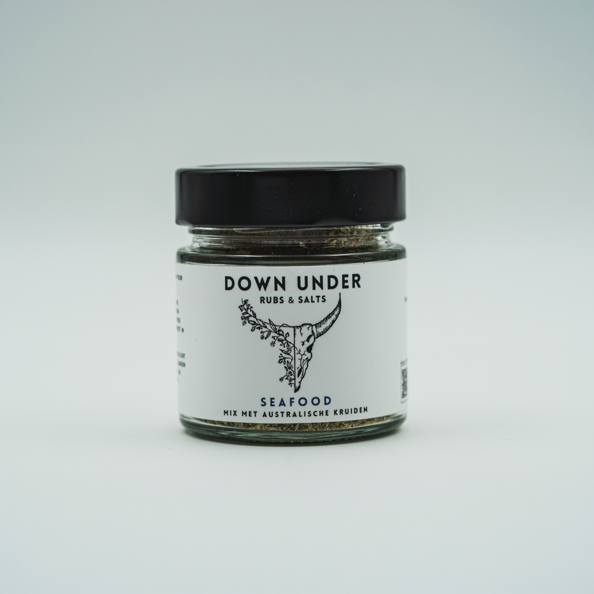 Dicht glazen potje Seafood Rub op een neutrale achtergrond met etiket duidelijk zichtbaar.