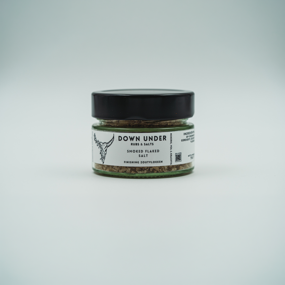 Dicht glazen potje Smoked Flaked Salt met het Down Under Rubs etiket op een neutrale achtergrond.